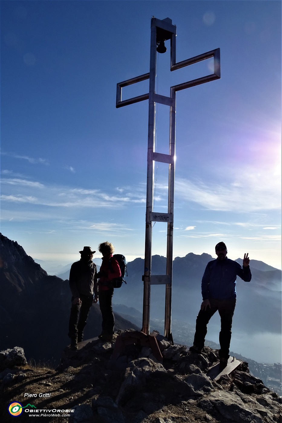 03 Alla croce di vetta dello Zucco Sileggio (1373 m) controsole verso i Corni di Canzo.JPG